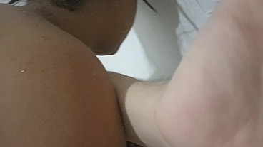 Mi hermanastra gime de placer cuando la follo y le meto el dedo en el culo colombiana en Estados Unidos