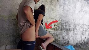 minha esposa saiu e a empregada baixinha gostosa pegou meu pau e colocou dentro dela na area de casa