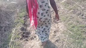 Khet mein lekar apna wife ko din mein open sex  video