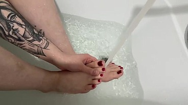 a stream of water is rubbing my pussy