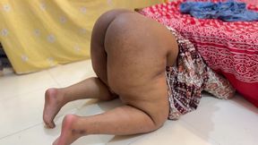big ass egyptian hot maid stuck under bed & naked her ass & i see it & start masturbat