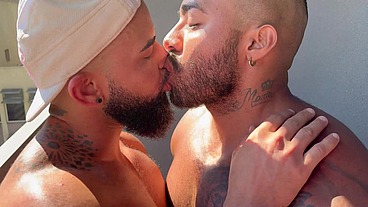 COMENDO UMA BUCETA DE MACHO