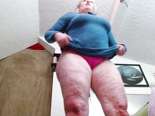 1228 Giantess DawnSkye pretends this babe doesnt watch escaped SMOL, gives him a mesmerizing show