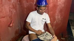 cheguei na obra e peguei o pedreiro tocando punheta, por fim sentou na minha rola