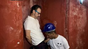 cheguei na obra e peguei o pedreiro tocando punheta, por fim sentou na minha rola