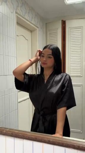 I invited my girlfriend Molly to take a shower with me, we soaped up and masturbated during the shower 💦😋🤤