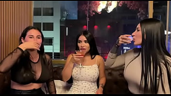 ORGIA BISEXUAL - 3 chicas follan despues de salir de discoteca en MEDELLIN (colombianas hot)