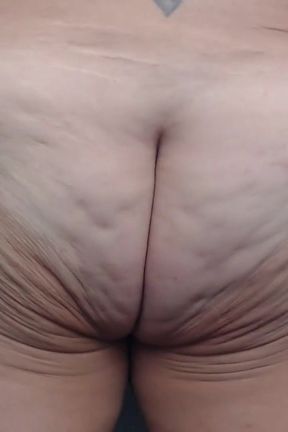 Super jiggly flabby white ass
