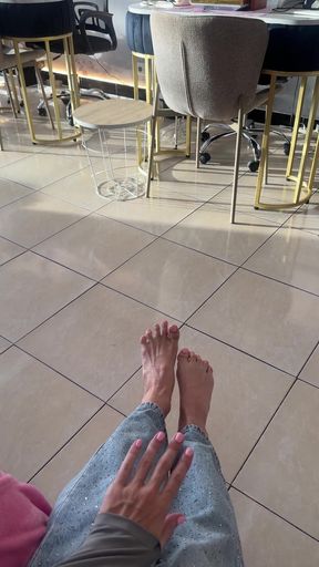 Amateur foot lover licks feet for fans