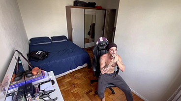 Peguei no flagra o amigo de quarto do meu brother batendo uma punheta e fumando um