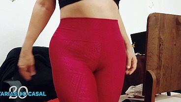 Loira dançando de calça leg