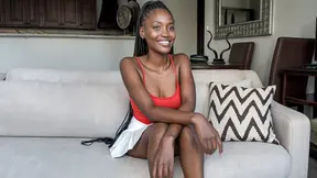 Prachtig zwart model hardcore geneukt door BWC in amateur couch casting