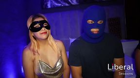 SU ESPOSO SE COJE A SU AMIGA DE SU HOTWIFE TERMINAN EN TRIO BISEX