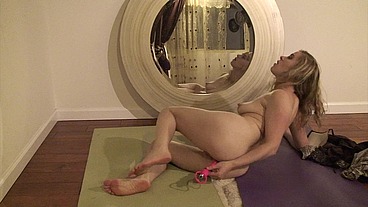 Erin Electra plays with her ass