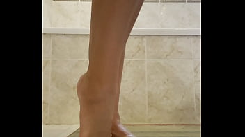 Petite vid&eacute_o en sortant de la douche.. Mes pieds sont propres mais mes talons ...