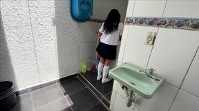 padrastro pervertido encuentra a su petite hijastra de 18 anos lavando sus bragas y le clava la verga directo al cono hasta cubriela de semen