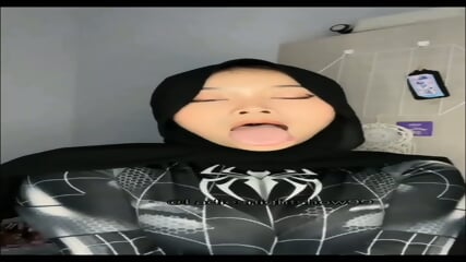 Hijab pamer lidah 3