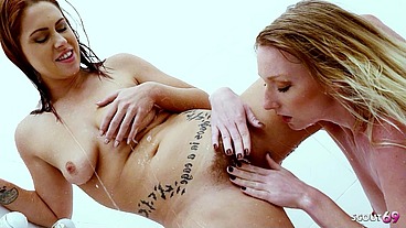 Tanned MILF with saggy natural Tits and Bushy Vagina seduce blonde pale white Skin under Shower to intense Lesbian Sex