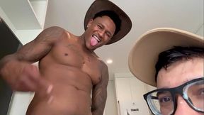 MACROS GOIANO TAKING THE DICK OF THE ENDOWED BLACK MAN JONH RICK - INTERRACIAL GAY SEX