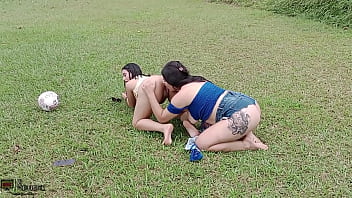 Lindas latinas lesbianas cachondas masturb&aacute_ndose y lamiendo sus co&ntilde_os h&uacute_medos  - HISTORIA COMPLETA