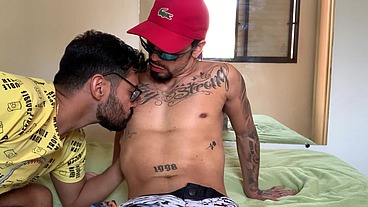MARCOS GOIANO EM FODA BAREBACK COM DOTADÃO. O CARA DA ACADEMIA VEIO ME PASSAR UNS TREINOS E ACABOU FODENDO O MEU RABO ATÉ GOZAR DENTRO. SEXO GAY BRASILEIRO