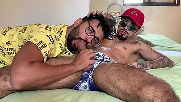 MARCOS GOIANO EM FODA BAREBACK COM DOTADÃO. O CARA DA ACADEMIA VEIO ME PASSAR UNS TREINOS E ACABOU FODENDO O MEU RABO ATÉ GOZAR DENTRO. SEXO GAY BRASILEIRO