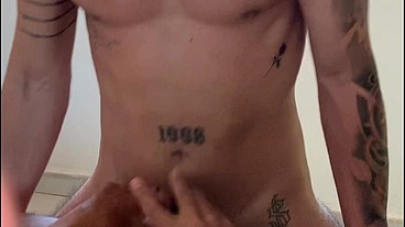 MARCOS GOIANO EM FODA BAREBACK COM DOTADÃO. O CARA DA ACADEMIA VEIO ME PASSAR UNS TREINOS E ACABOU FODENDO O MEU RABO ATÉ GOZAR DENTRO. SEXO GAY BRASILEIRO