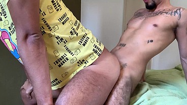MARCOS GOIANO EM FODA BAREBACK COM DOTADÃO. O CARA DA ACADEMIA VEIO ME PASSAR UNS TREINOS E ACABOU FODENDO O MEU RABO ATÉ GOZAR DENTRO. SEXO GAY BRASILEIRO