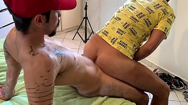 MARCOS GOIANO EM FODA BAREBACK COM DOTADÃO. O CARA DA ACADEMIA VEIO ME PASSAR UNS TREINOS E ACABOU FODENDO O MEU RABO ATÉ GOZAR DENTRO. SEXO GAY BRASILEIRO