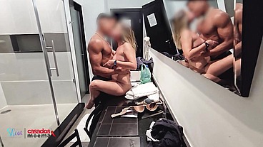 Depois de namorar no MC Donalds, o corno nos levou para o Motel, mas fui fodendo no caminho dentro do carro