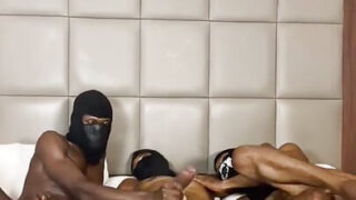 Màn threesome nóng bỏng không dùng bao cao su với những chàng trai trẻ đang bú dương vật và quan hệ tình dục trần trụi.