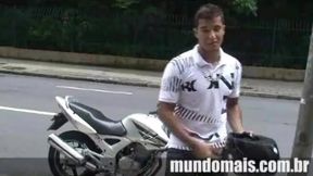 novinho motoboy tocando punheta ate gozar