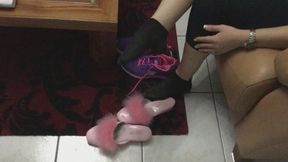 Ciabatte rosa in pelle con piume poi calzini e sneakers per andare in palestra