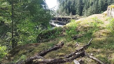 Milf dildo fucks herself beside public waterfalls