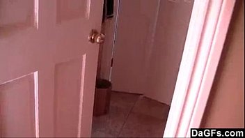 Pegando irm&atilde_ se masturbando no banheiro