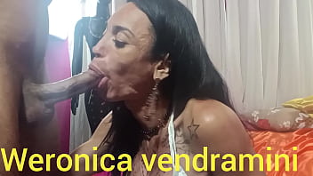 Travesti gostosa senta na pica do motoqueiro dotado Eli fode ela que se gozar todo de tes&atilde_o