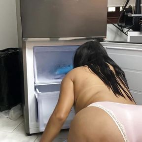 A tarp cleans her neighbor&#039;s fridge