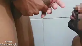 Novinho Gigante Me Da Mijao , Pes E Porra 5 Min