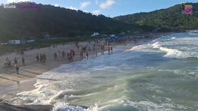 minha esposa me fazendo de corno na frente de todos na praia