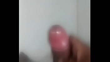 Eu gozando no banheiro