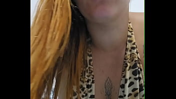 Mostrando os peitos e as axilas pra voc&ecirc_ goza gostoso vendo