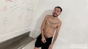 dando pro sorveteiro no banheirao