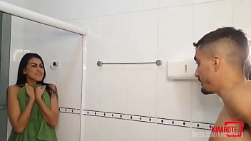 Fui pega no banho e cai de boca na piroca gigante