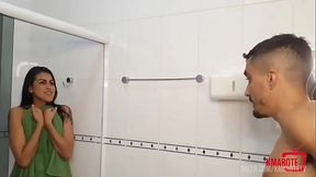 Fui pega no banho e cai de boca na piroca gigante