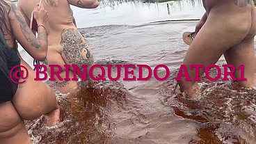 Vazou na net Largados e pelados Fui com minha amiga da a bucetinha em uma praia de nudismo para os pirocudos Sem camisinha no pelo