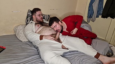 Osos chupándose las pollas en pijama