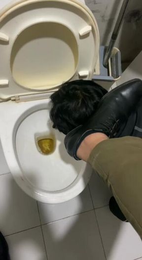 My personal toilet sub 😈 lucky to have that shower….findom paypig cashmaster alphamaster footdom humanatm cuck malefeet maledom footdom cuckold bdsm