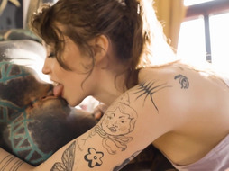 Anuskatzz squirts all over Eden Ivy