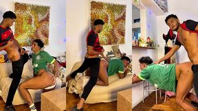 assistindo a final do jogo de futebol com meu amigo olha no que deu