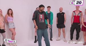 20 gegen 1 Gameshow Orgie Zerstört nasse Muschi gierig verschluckt Spermaflut ersties